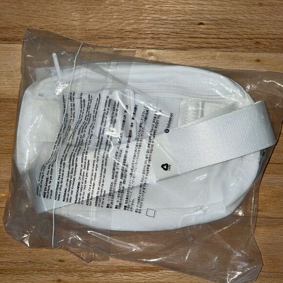 Lululemon Everywhere Belt Bag with WhHITE NWT PERFECT BASIC WHITE regular 1L - Picture 5 of 6